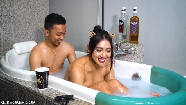 Bokep Indo Melly3gp si Manis Mandi Bareng di Bak Mandi Hotel