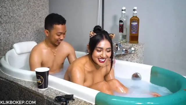 Bokep Indo Melly3gp si Manis Mandi Bareng di Bak Mandi Hotel