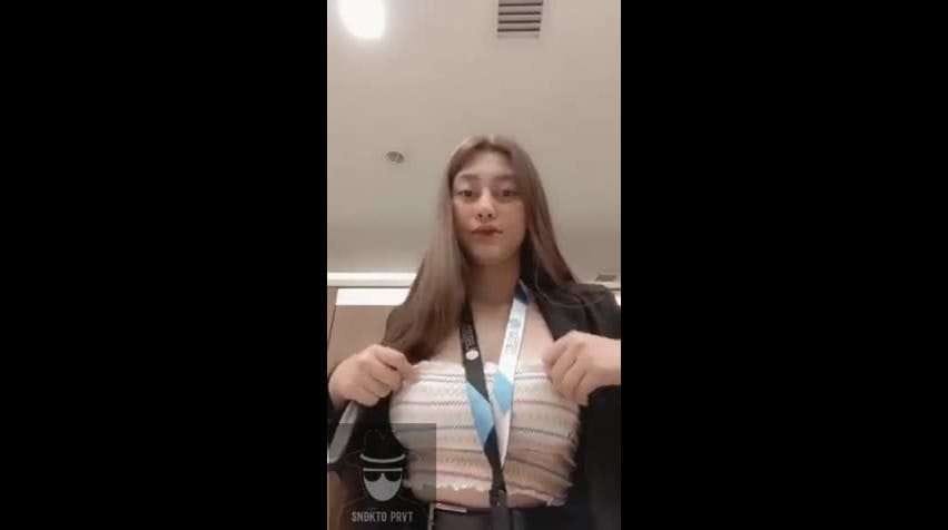 Bokep Indo Jolina Suarez Pamer Tobrut di WC Kantor