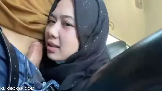 Bokep Indo Hijab Cantik Nyepong dan Ngewe Sama Pacar di Mobil